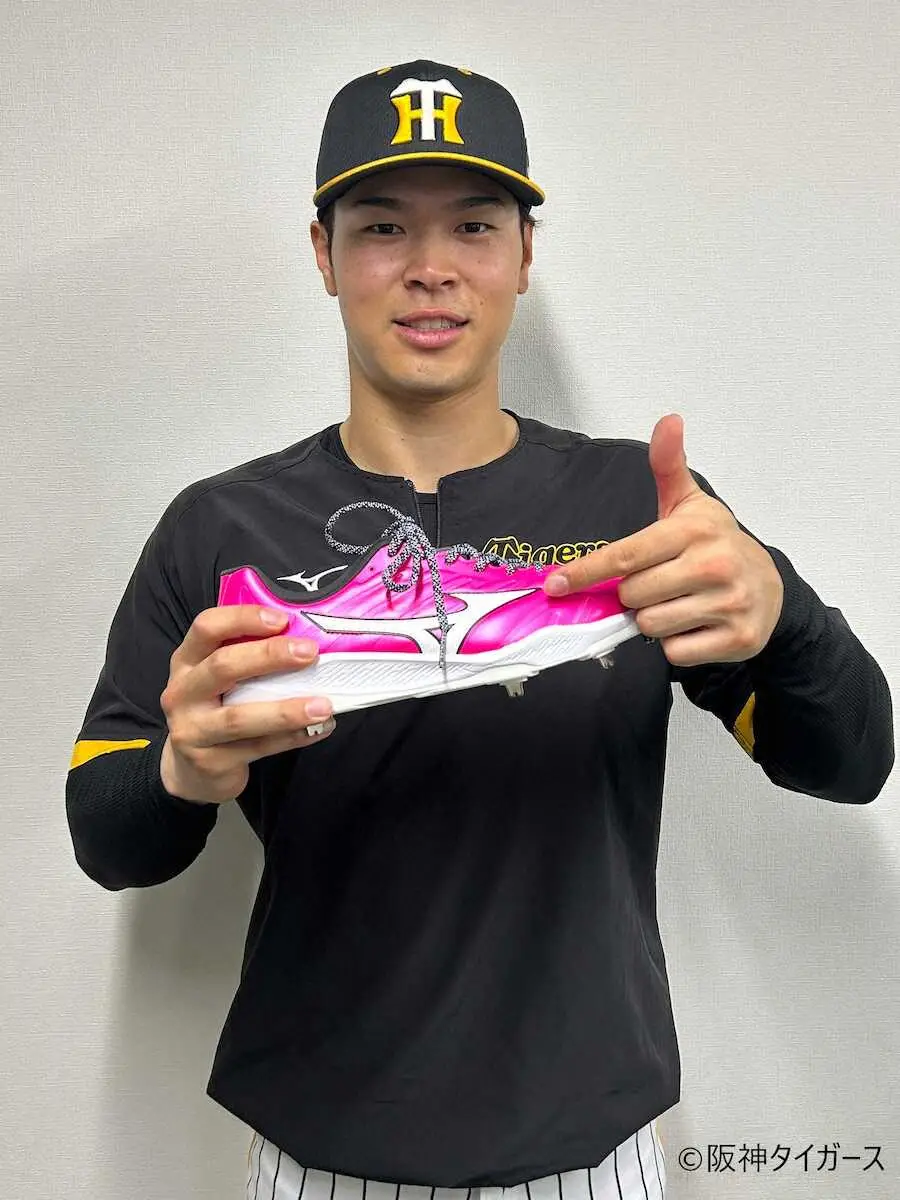 【画像・写真】阪神ナインが「母の日」に使用する特別仕様の用具たち　スパイク、グラブ、リストバンド…