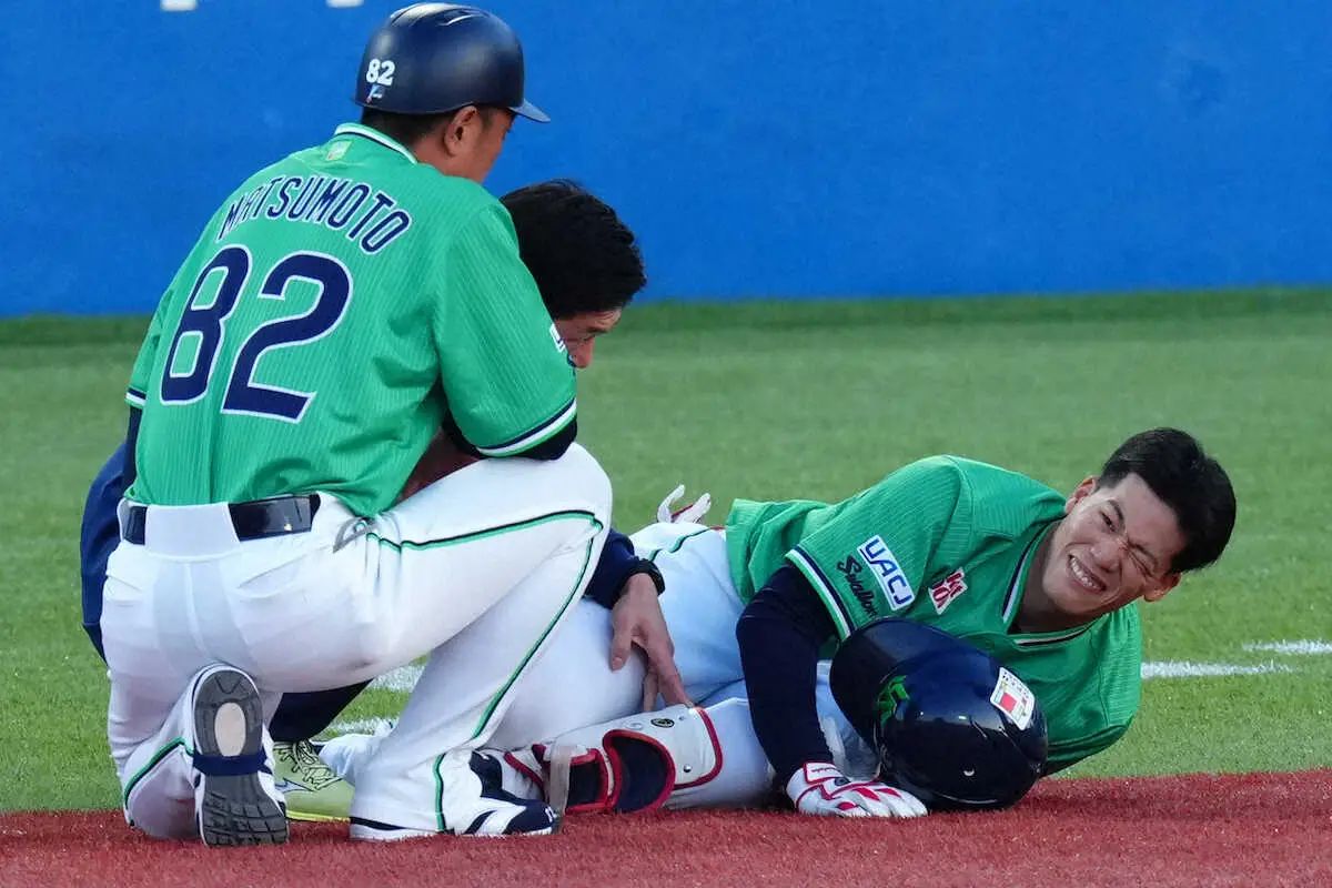 【画像・写真】ヤクルト・塩見泰隆　初回で交代、球場騒然　一塁駆け抜けて転倒、担架で退く