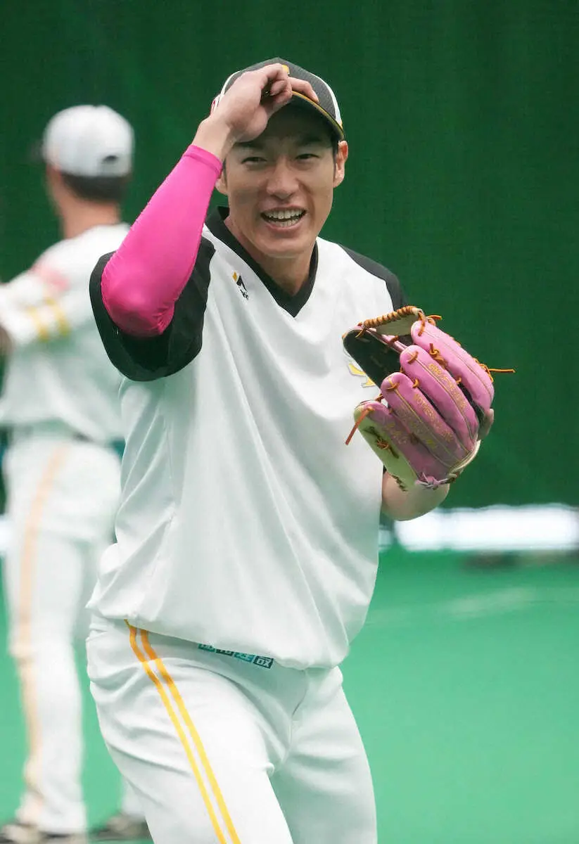 【画像・写真】ソフトバンク柳田はピンクのアンダーシャツと母の日グラブで練習