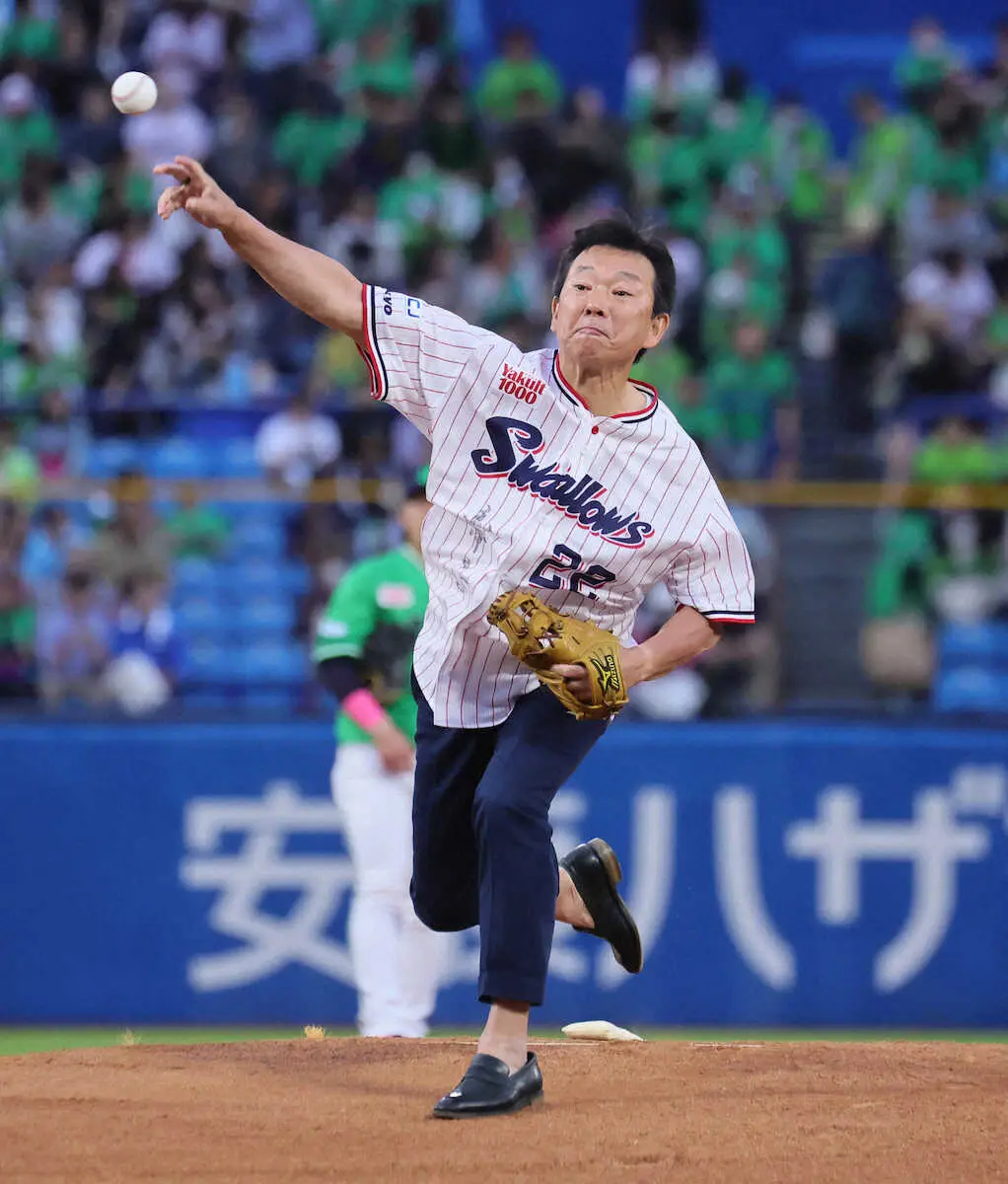 【画像・写真】東京きらぼしフィナンシャルG・渡辺社長　始球式でキラリと輝いたストライク投球「100点です」