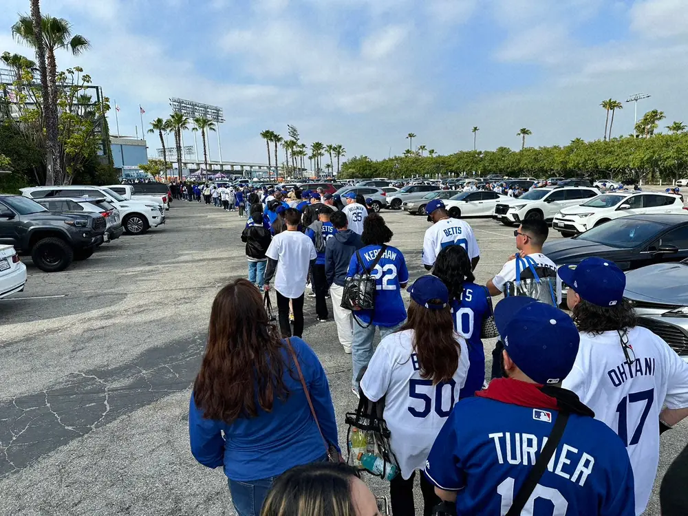 【画像・写真】大谷翔平の首振り人形求めドジャースタジアムは開門前から長蛇の列　ファン垂涎“激レア”品も