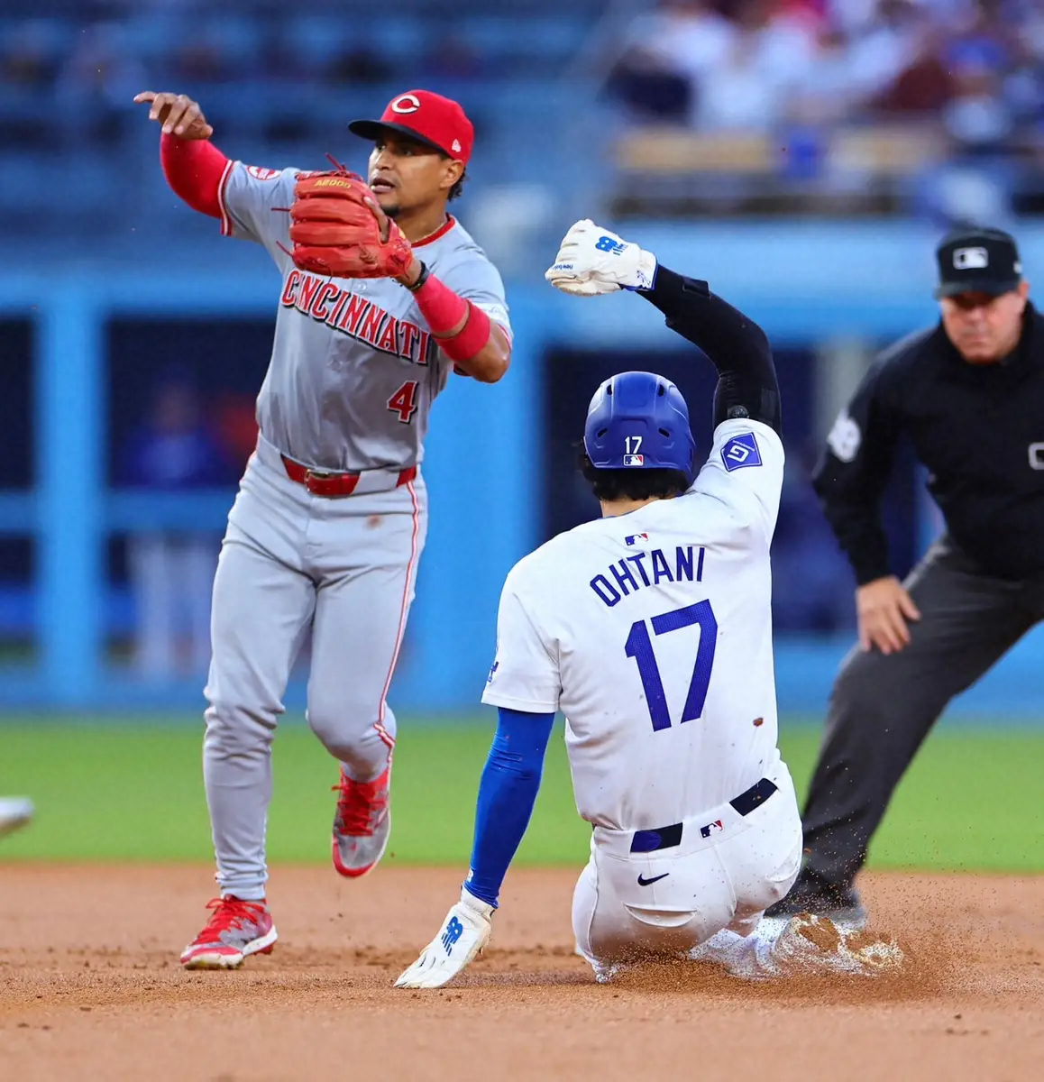 【画像・写真】大谷翔平　レッズ戦第1打席は四球　一塁走者でけん制球が左太腿を直撃もその後二盗に成功