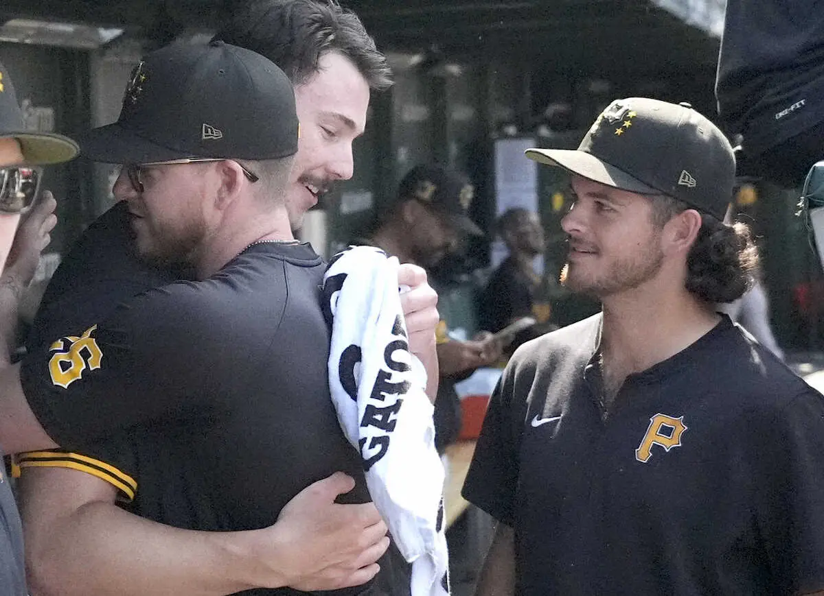 【画像・写真】ベンチでファルター、ジョーンズ（右）から祝福されるスキーンズ