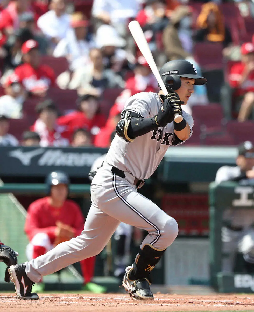 【画像・写真】巨人ドラ4・泉口友汰が先制打！プロ初の遊撃スタメン、第1打席で即結果　待望のプロ初打点「うれしい」