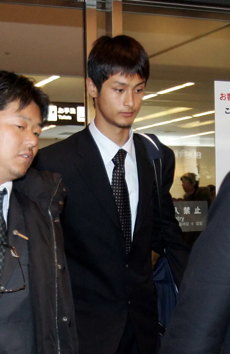 【画像・写真】喫煙していた事が発覚し謹慎処分を受け、神妙な面持ちで羽田に到着した日本ハムのダルビッシュ有投手（2005年撮影）