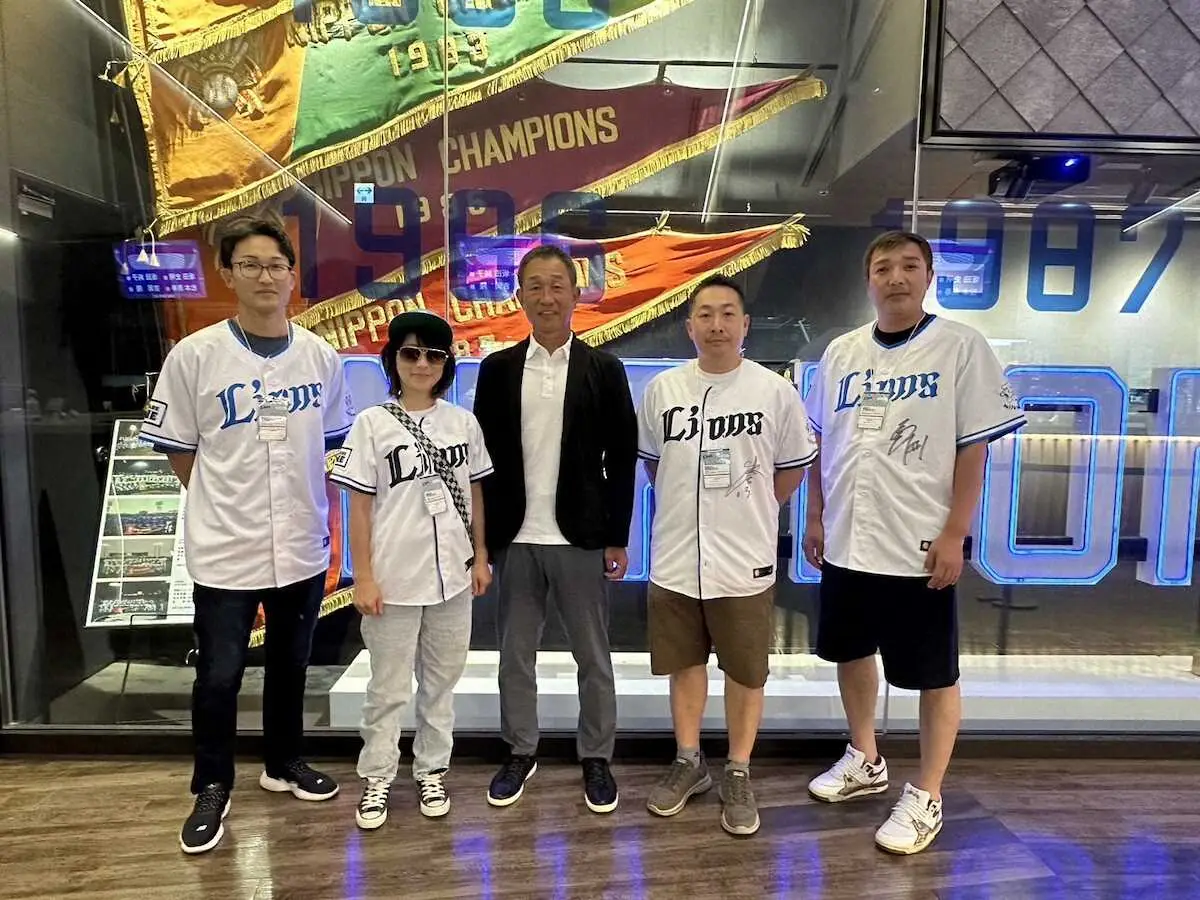 【画像・写真】西武前監督・辻発彦氏が高額チケット購入者をスタジアム案内「人生の1ページに刻み込まれたならうれしい」