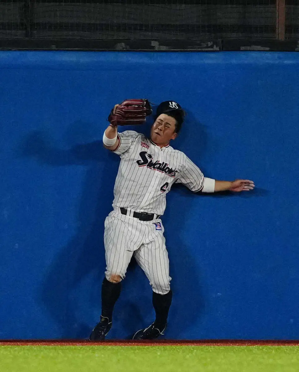 【画像・写真】ヤクルトにまた悲劇…中堅・丸山和郁が背中からフェンスに激突　担架で運ばれ神宮騒然　塩見に続き