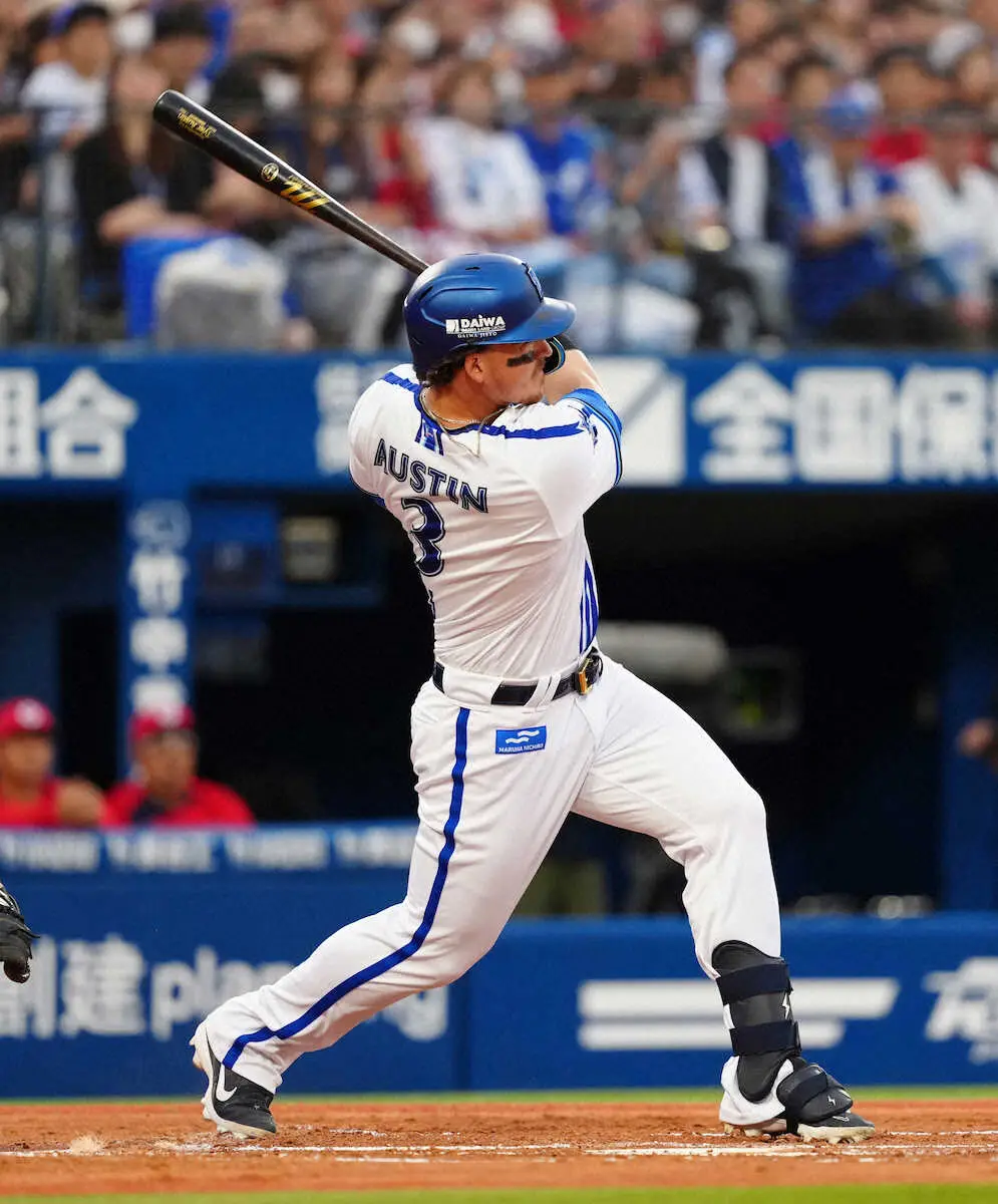 【画像・写真】DeNA　オースティンが闘志あふれるファインプレー　飛球を追って一塁カメラマン席にダイブも…