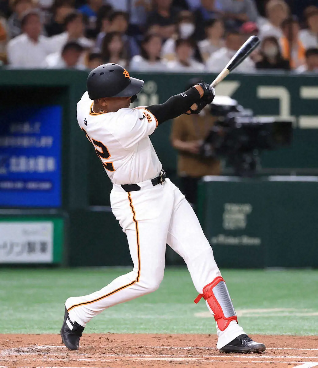 【画像・写真】巨人　新助っ人ヘルナンデスが来日初打席で初安打　かつての同僚・有原から