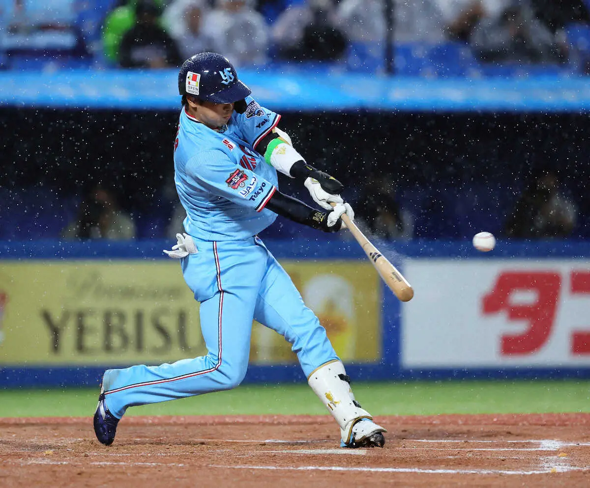 【画像・写真】ヤクルト・山田哲人　通算1500安打達成　強い雨の中、試合成立　直後に降雨で一時中断