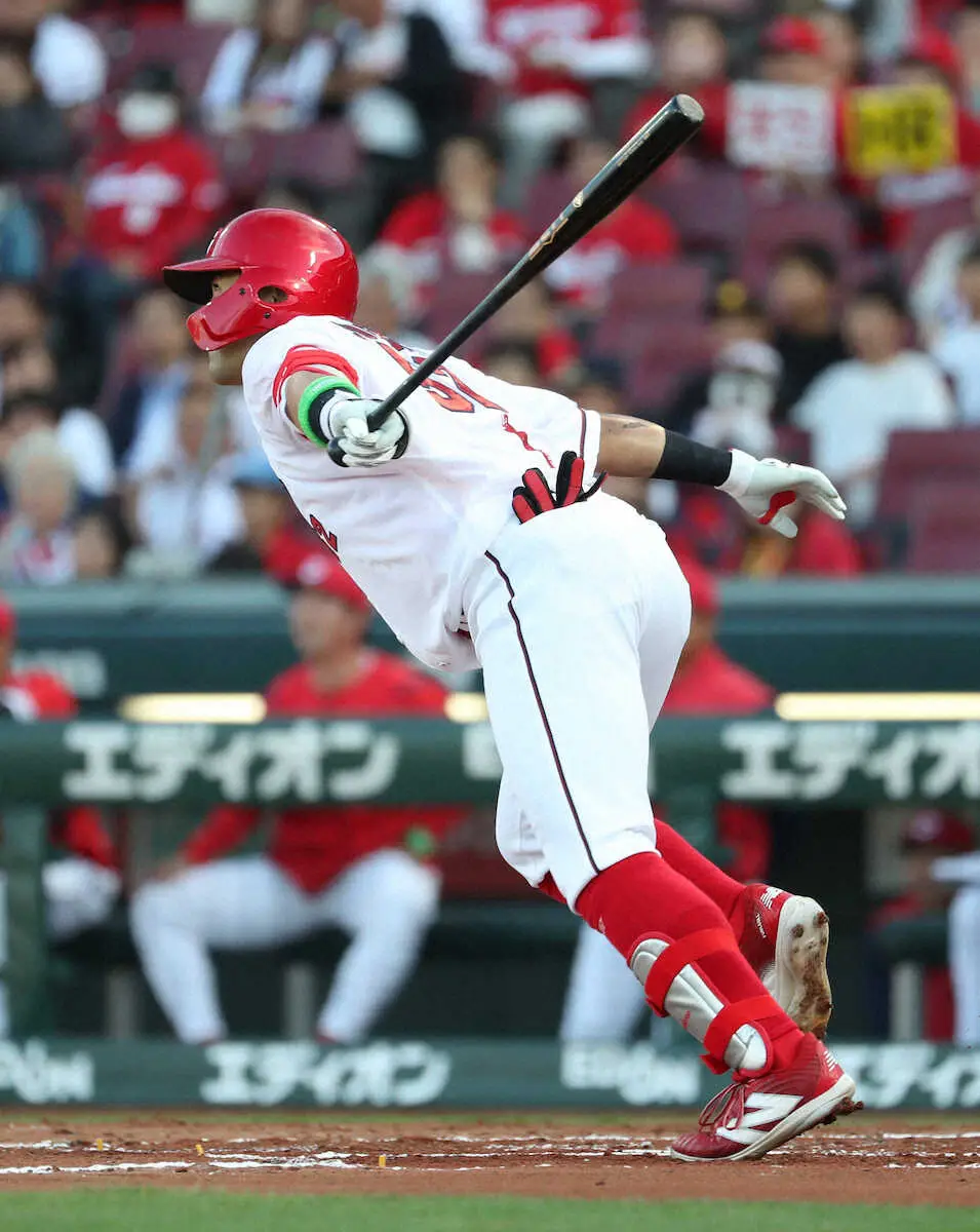 【画像・写真】＜広・オ（1）＞1回2死一、三塁、末包は右前に2点適時打を放つ　（撮影・奥　調）