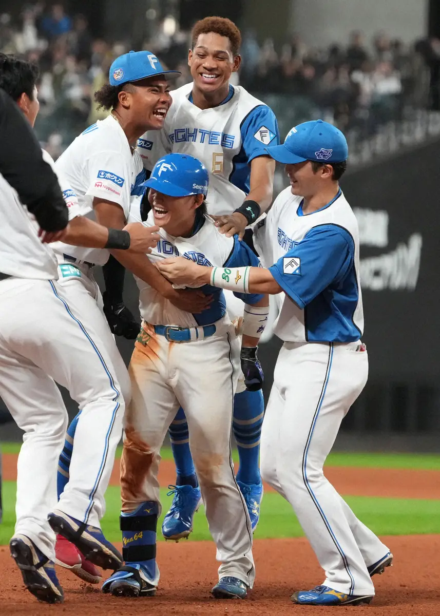 【画像・写真】5月22日のオリックス戦で、延長10回にサヨナラ左犠飛を放った田宮と喜び合う水谷、万波、郡司ら（撮影・高橋　茂夫）