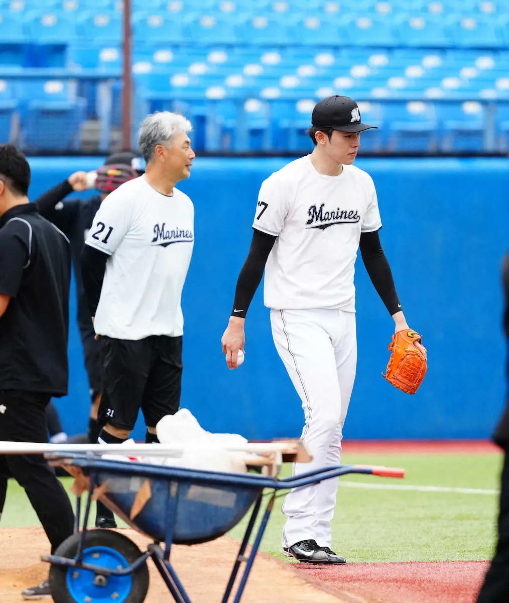 【画像・写真】＜ヤ・ロ＞試合前、キャッチボールする佐々木。左は吉井監督（撮影・長久保　豊）