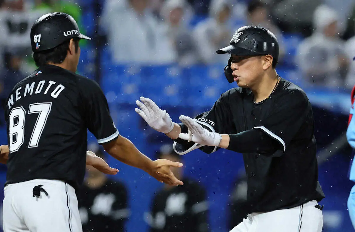 【画像・写真】＜ヤ・ロ＞3回、2ランを放った角中（右）（撮影・尾崎　有希）