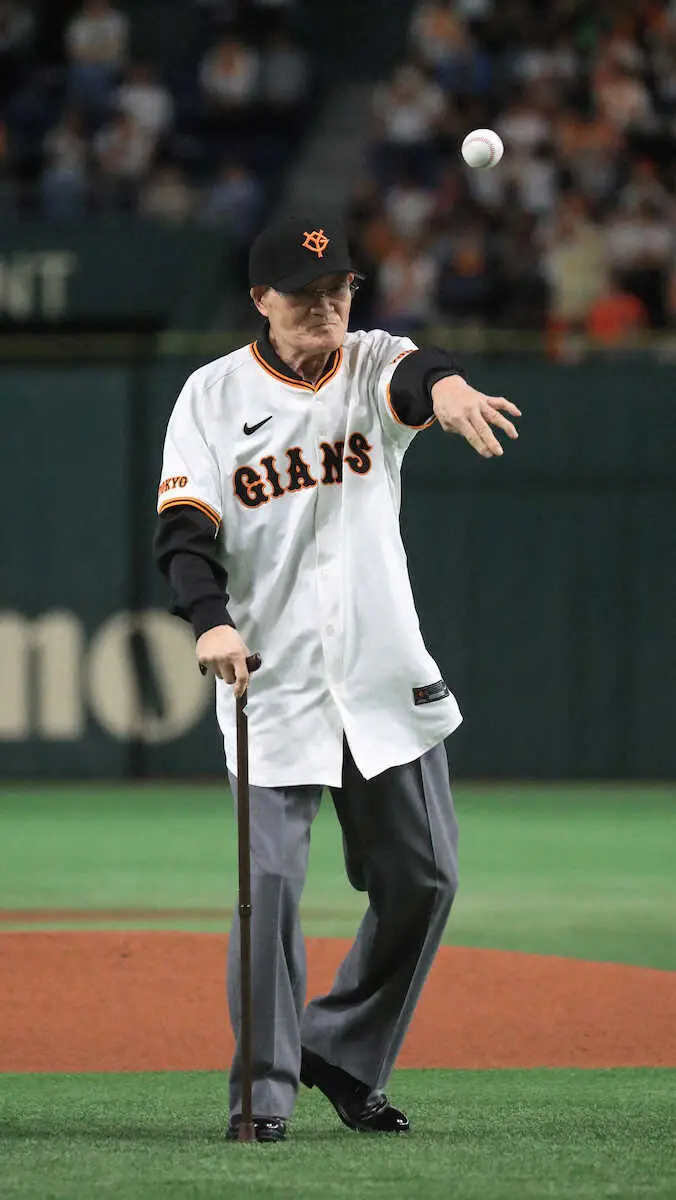 【画像・写真】張本勲氏　試合前セレモニーで始球式「感無量だね」　王氏との一番の思い出は「世界記録を見た時」