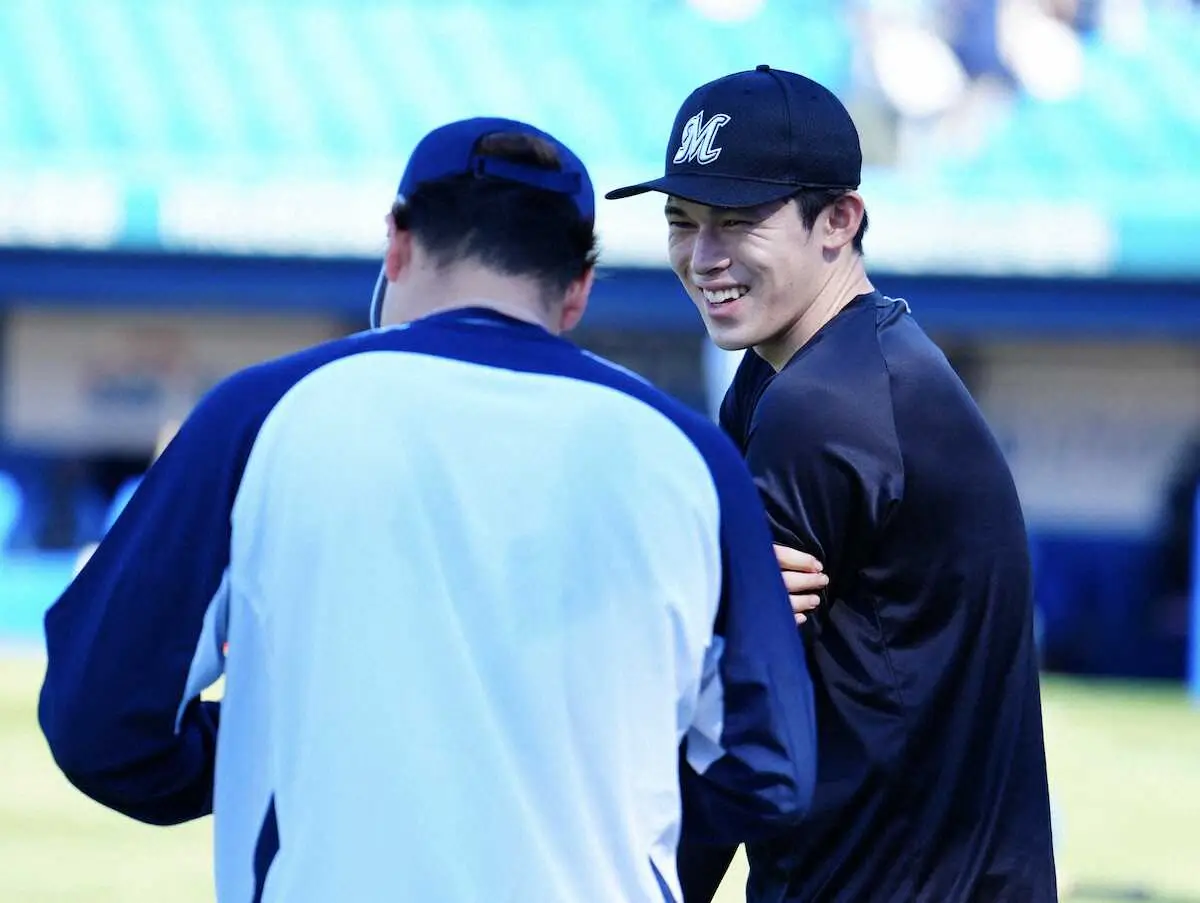 【画像・写真】ロッテ・佐々木朗希　1軍に帯同して練習参加　ヤクルト・村上らと談笑　28日に出場選手登録抹消