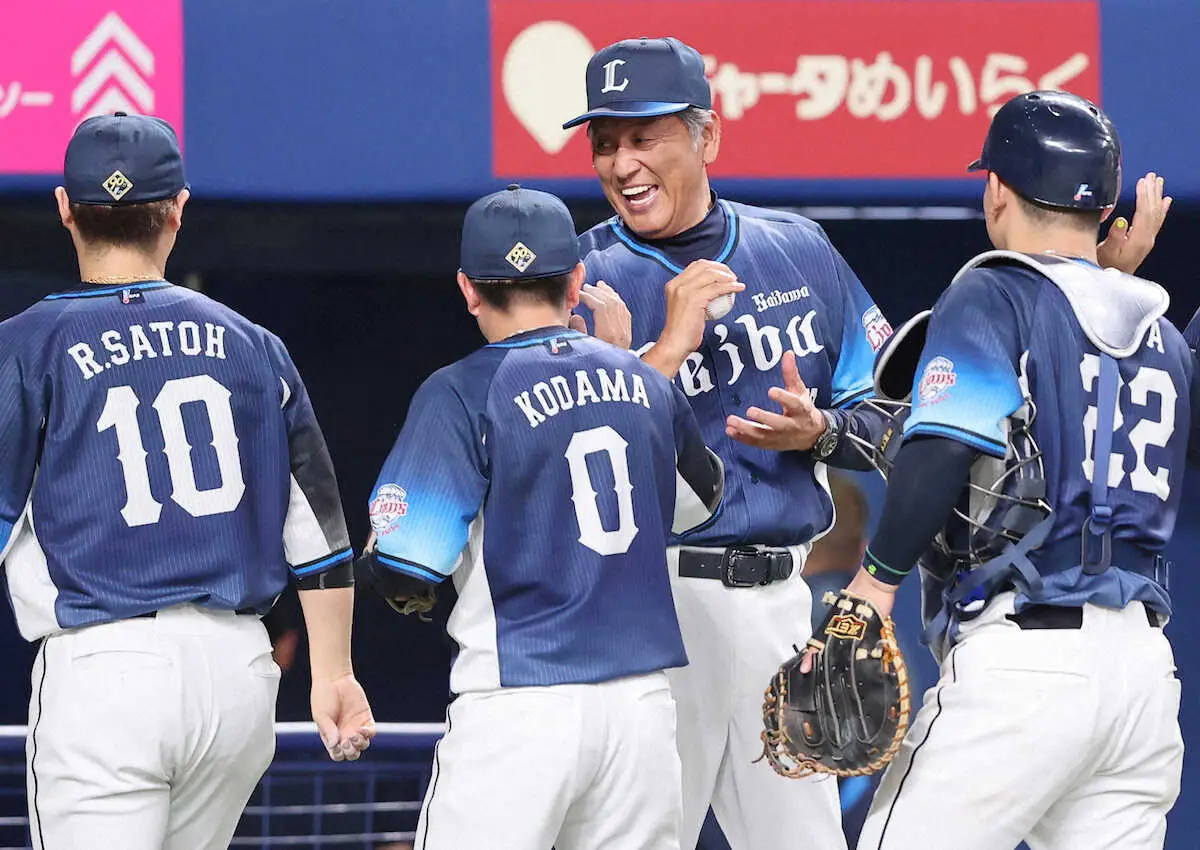 【画像・写真】＜中・西＞監督代行として初勝利を挙げ、　佐藤龍（左）からウイニングボールを受け取る渡辺監督代行（撮影・椎名　航）