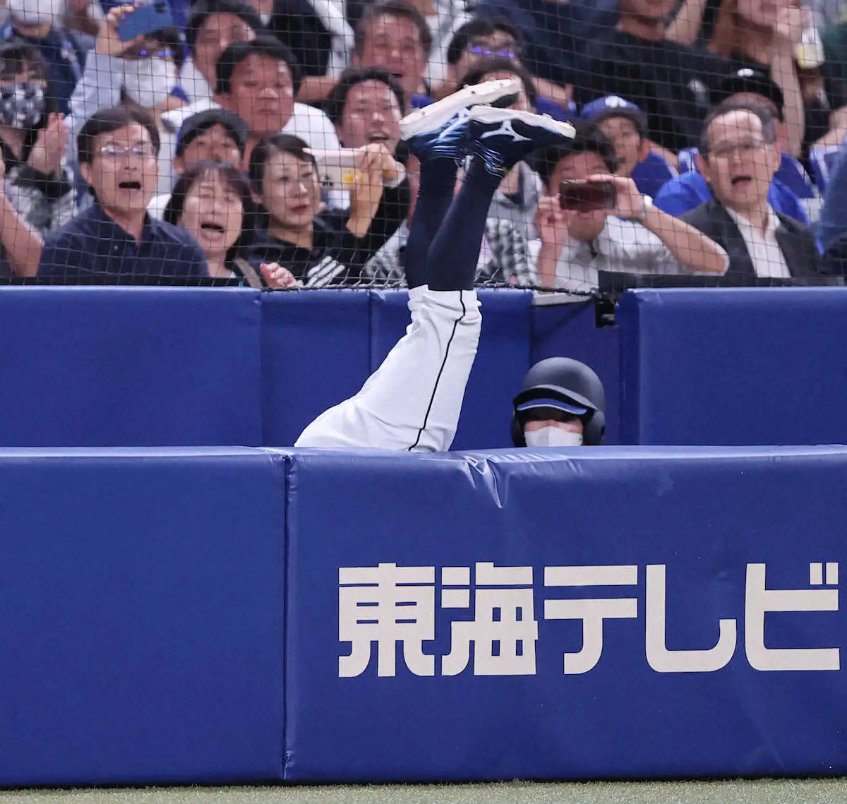 【画像・写真】＜中・西＞8回、代打・大島の三邪飛をキャッチした佐藤龍は勢い余ってカメラマン席に飛び込む（撮影・椎名　航）