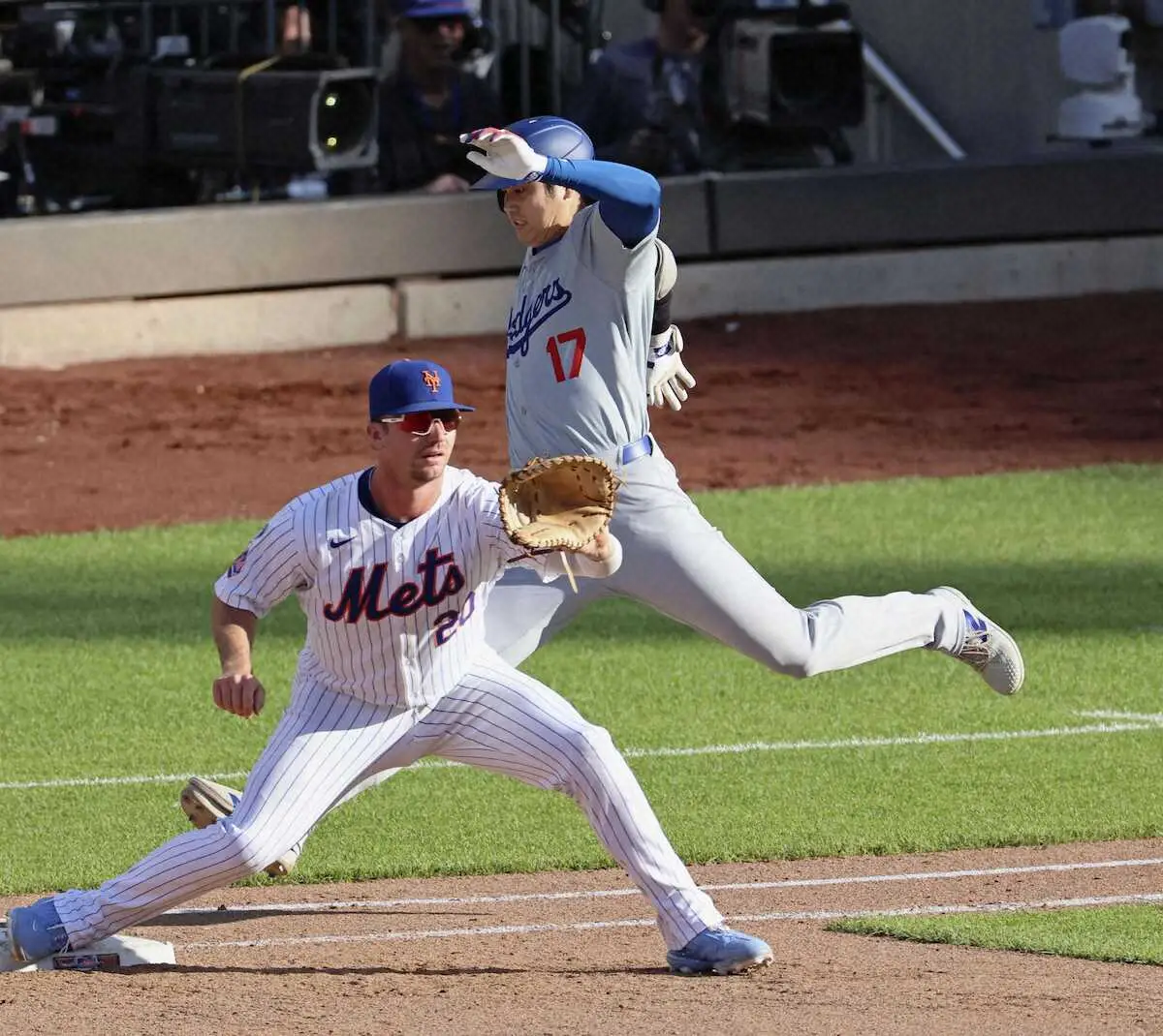 【画像・写真】＜メッツ・ドジャース＞メッツとのダブルヘッダー第1試合の8回、遊ゴロで一塁に駆け込み出塁する大谷（共同）
