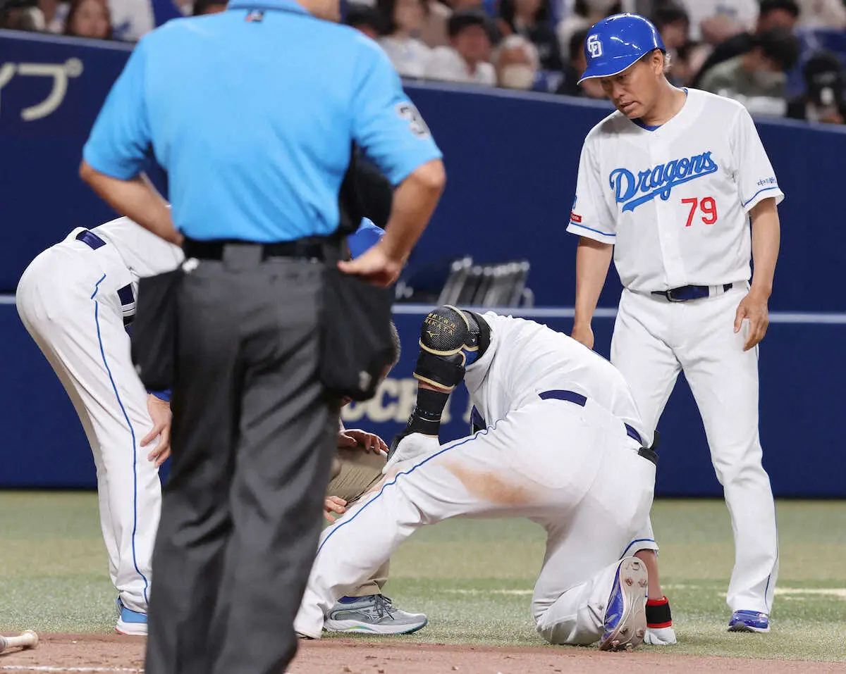 【画像・写真】中田翔　膝に自打球直撃で動けず…場内騒然　執念左前打に大歓声　立浪監督「あす以降DHも」