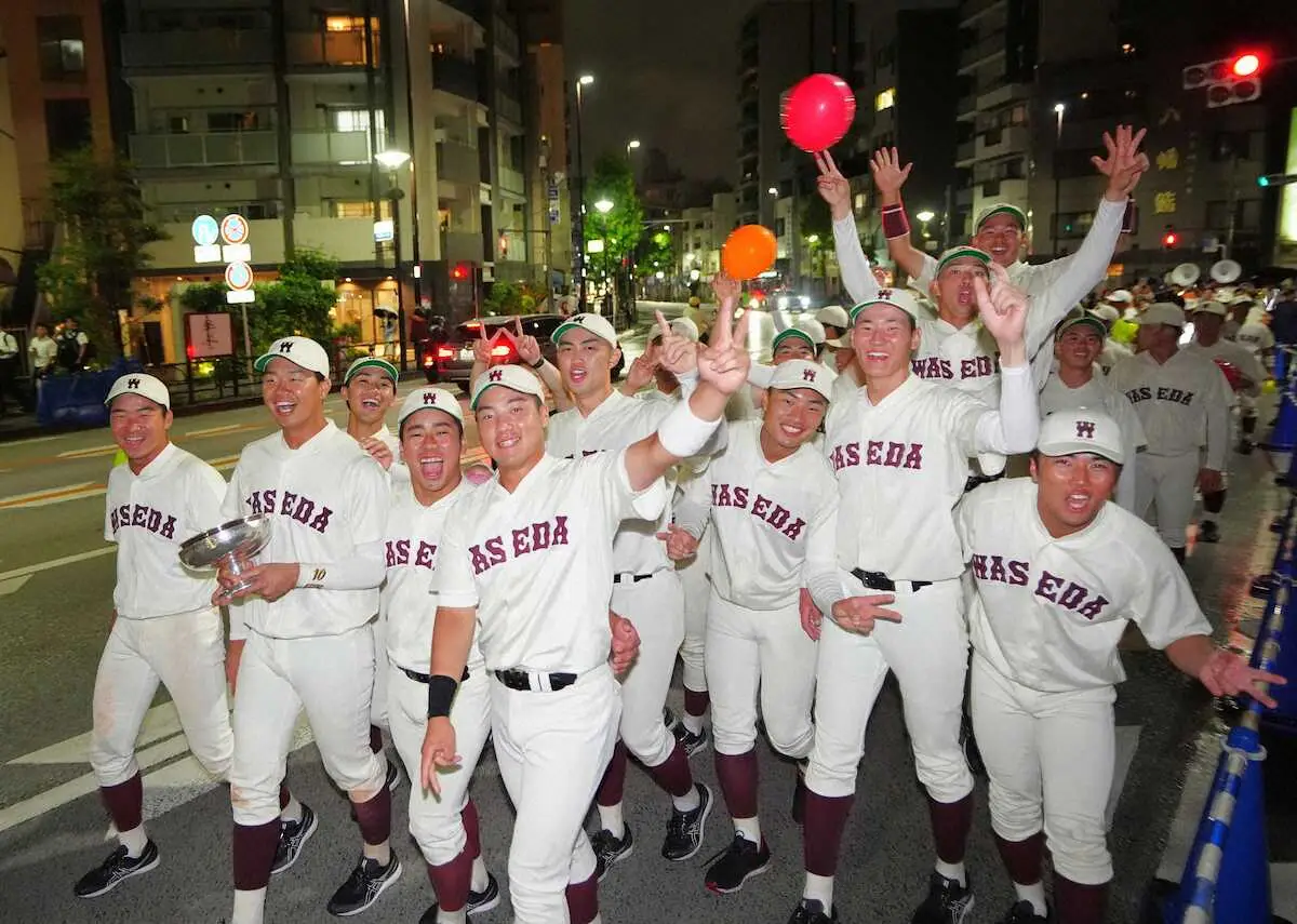 【画像・写真】早大が歓喜の9年ぶり優勝パレード！7季ぶり47度目のリーグ制覇で小宮山監督も参加し大盛り上がり