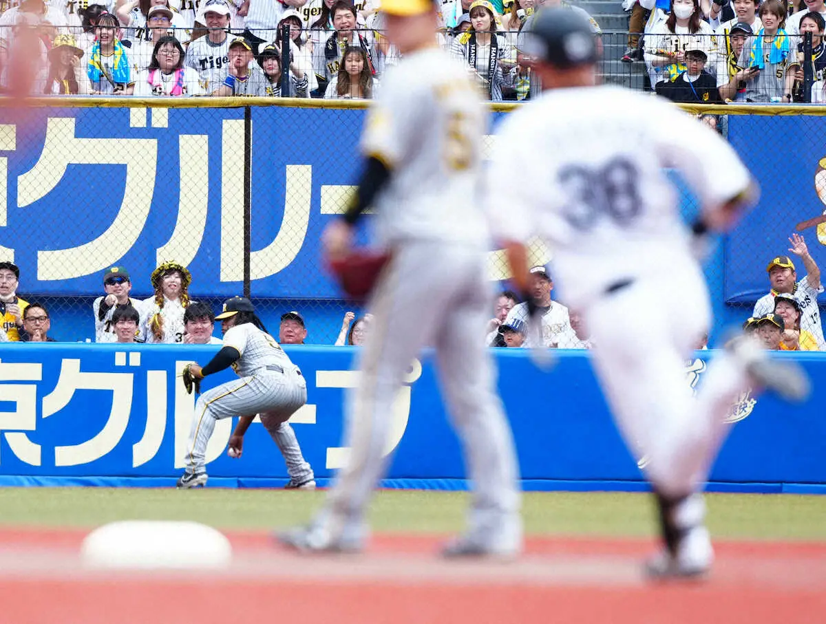 【画像・写真】おいおい大丈夫か!?阪神、初スタメンのミエセスがいきなりの後逸　森下の本塁打で好スタートも…