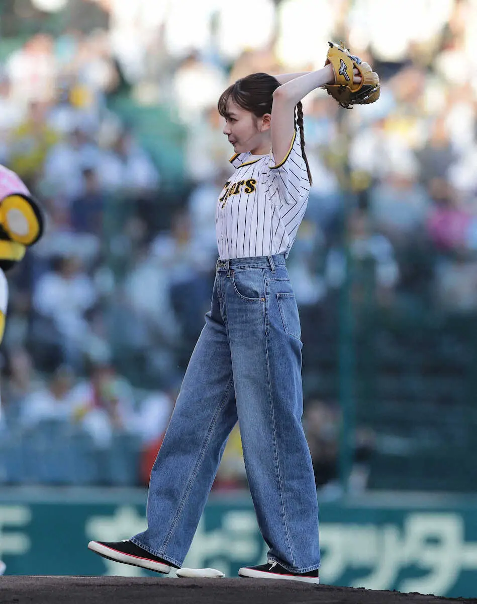 【画像・写真】阪神―楽天戦の始球式に山田杏奈が登場しワンバウンド投球　同郷・桐敷に「これから桐敷選手推しで」