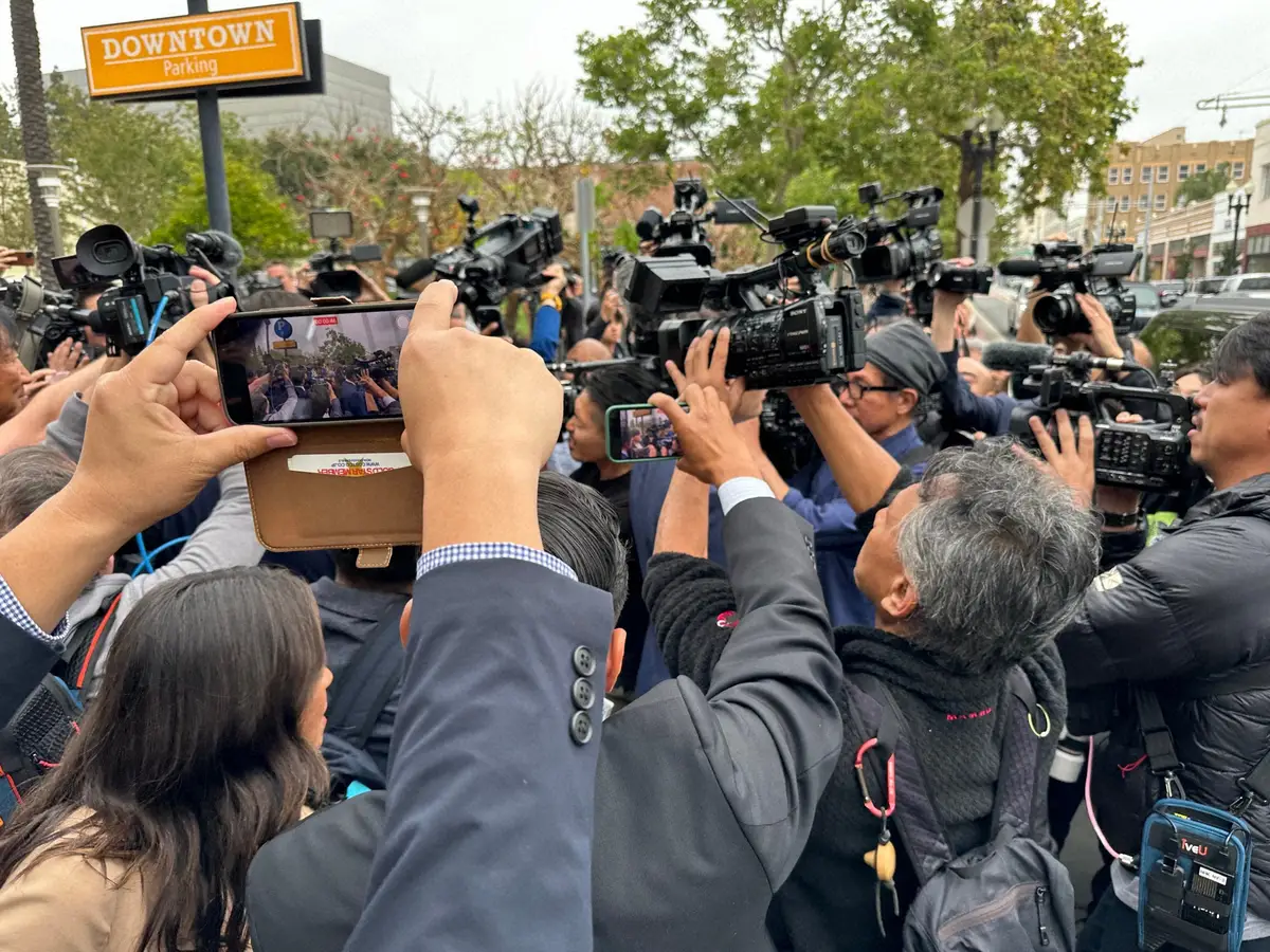 【画像・写真】水原一平被告　退廷時も大混乱　約50台のカメラが追いかけ、連邦地裁周辺は大騒ぎに