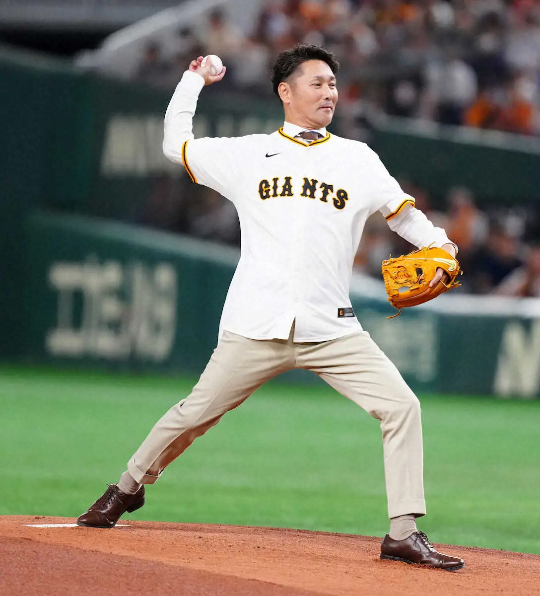【画像・写真】「曲者」レジェンド・元木大介氏が東京D“帰還”クセ球始球式に騒然　隠し球は不発…原前監督のモノマネも