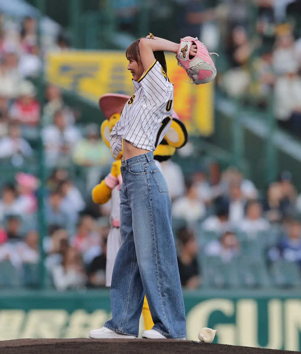【画像・写真】内田理央「高校生の時の応援ぶりの甲子園球場」で始球式　“へそ出し”ルックで観客魅了も「70点」