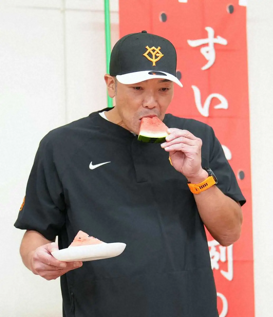 【画像・写真】巨人・阿部監督「富里すいか」ほおばり「甘い。みずみずしい！」