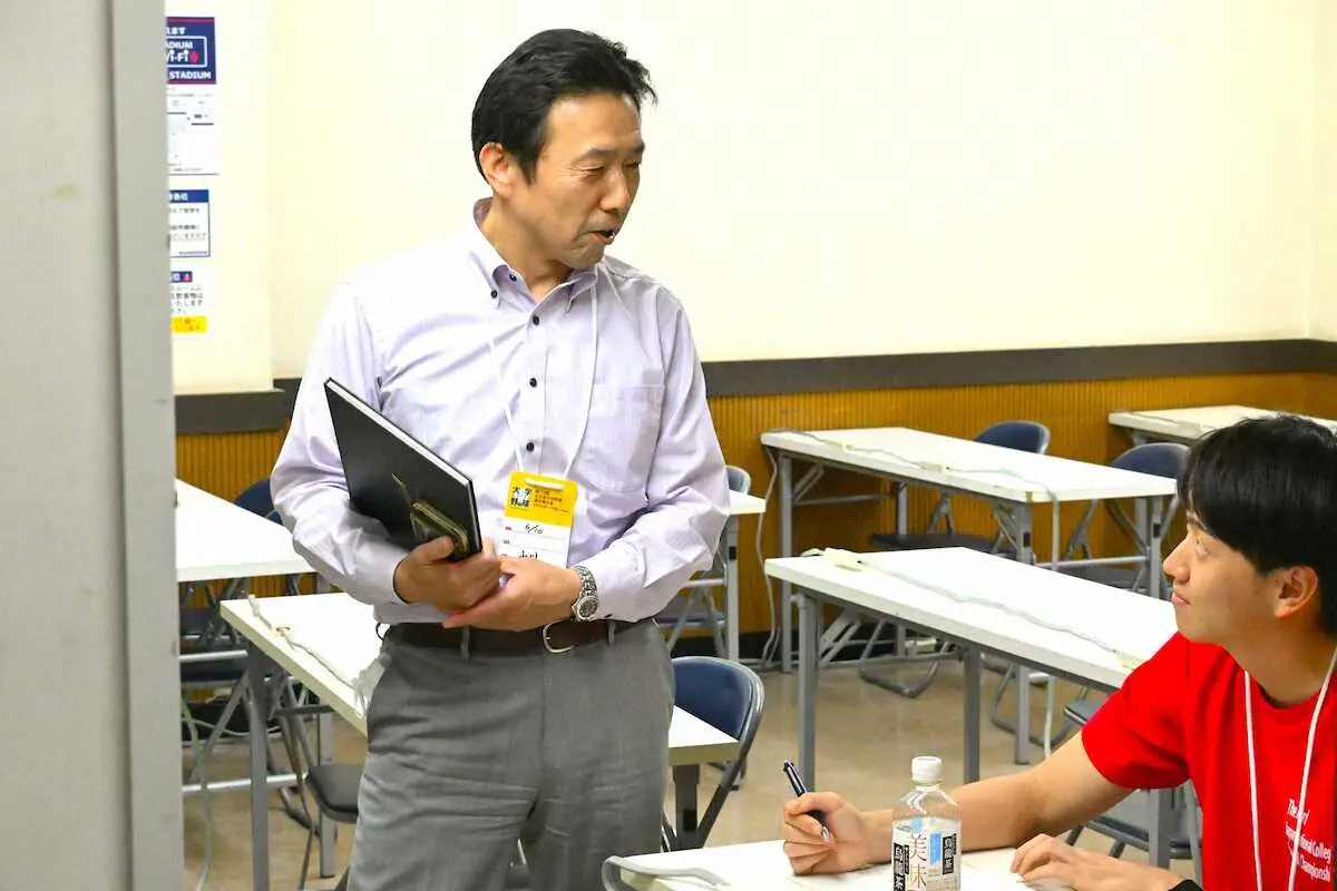 【画像・写真】【大学選手権】真鍋の「H」伊藤樹の「K」を刻む学生記録員たち　エキスパートが「公式記録のコツ」託す