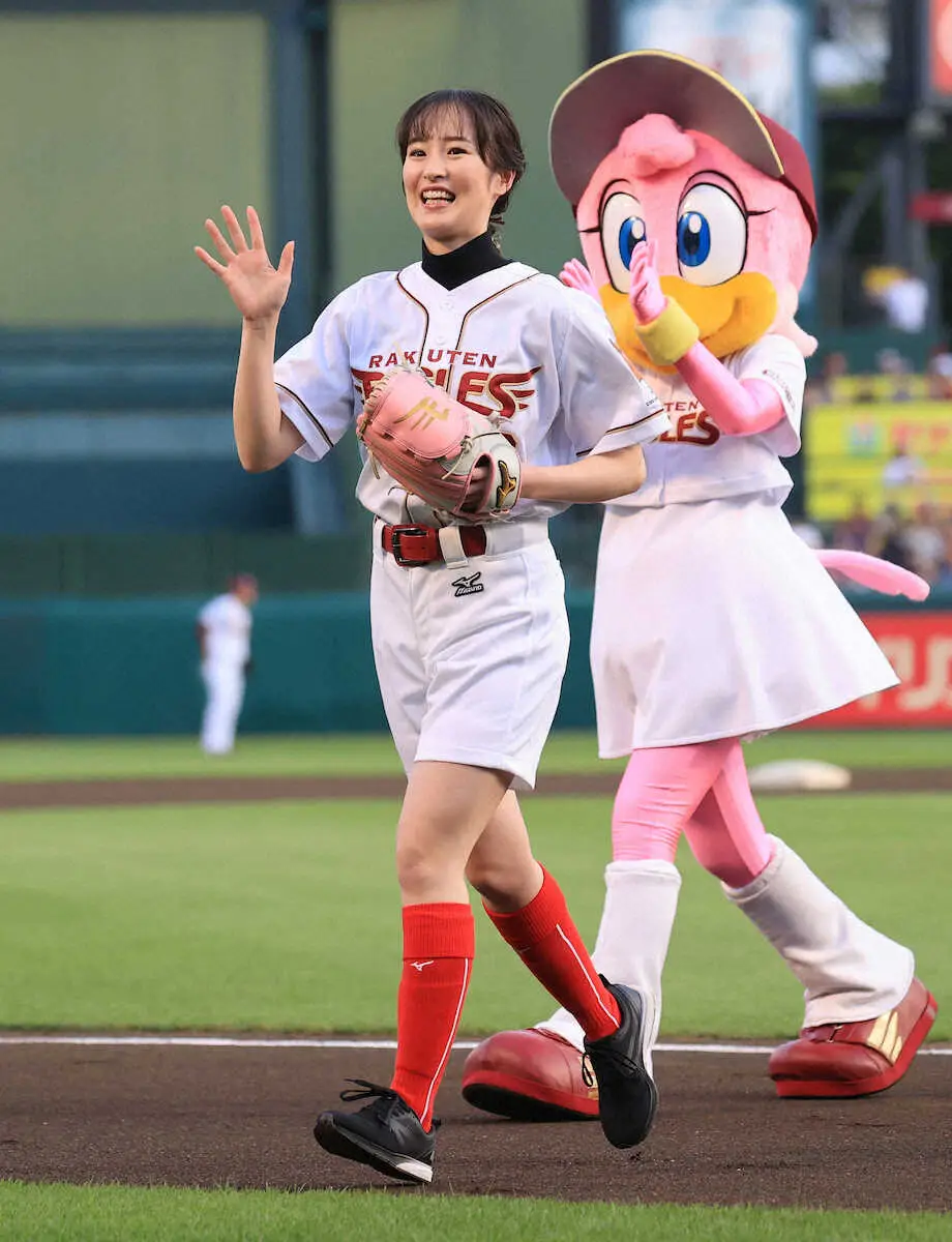 【画像・写真】藤田菜七子　ピンクのグラブで始球式に登場　ワンバン投球に「ちょっと悔しい」
