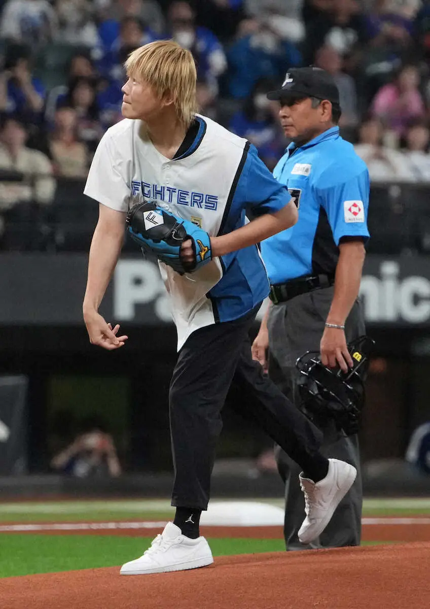 【画像・写真】バスケ女子の高田真希がエスコンフィールドで始球式「100点に近い」　1ｍ90の福島にも負けない