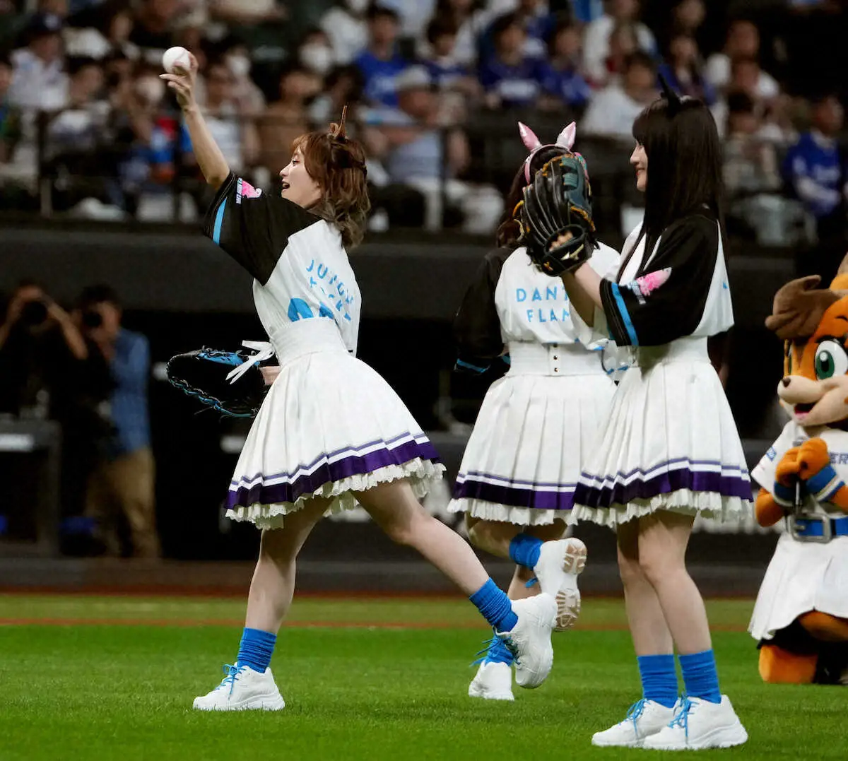 【画像・写真】「ウマ娘」ダンツフレーム役の福嶋晴菜が「ノーバンで投げられて良かったです」中日―日本ハム戦で始球式