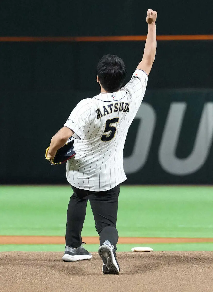 【画像・写真】松田宣浩氏がみずほペイペイドームで始球式＆熱男ポーズ披露「100点熱男です」