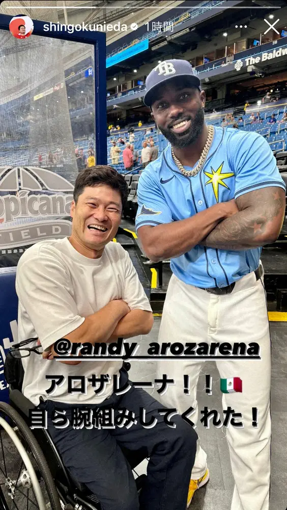 【画像・写真】国枝慎吾さん「自ら腕組みしてくれた！」MLB屈指の名物外野手と“ドヤ顔”ポーズ披露「凄い並びや」