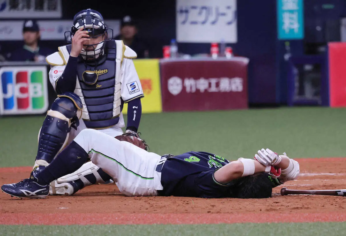 【画像・写真】ヤクルト・丸山和郁　頭部付近に死球で倒れ込む…球場騒然　途中交代