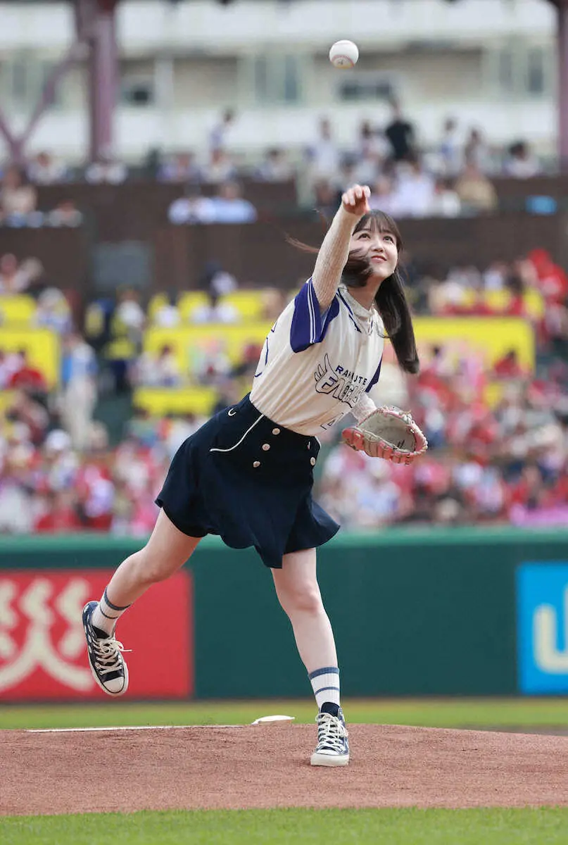 【画像・写真】＜楽・広2＞始球式に乃木坂46の久保史緒里が登場（撮影・篠原岳夫）