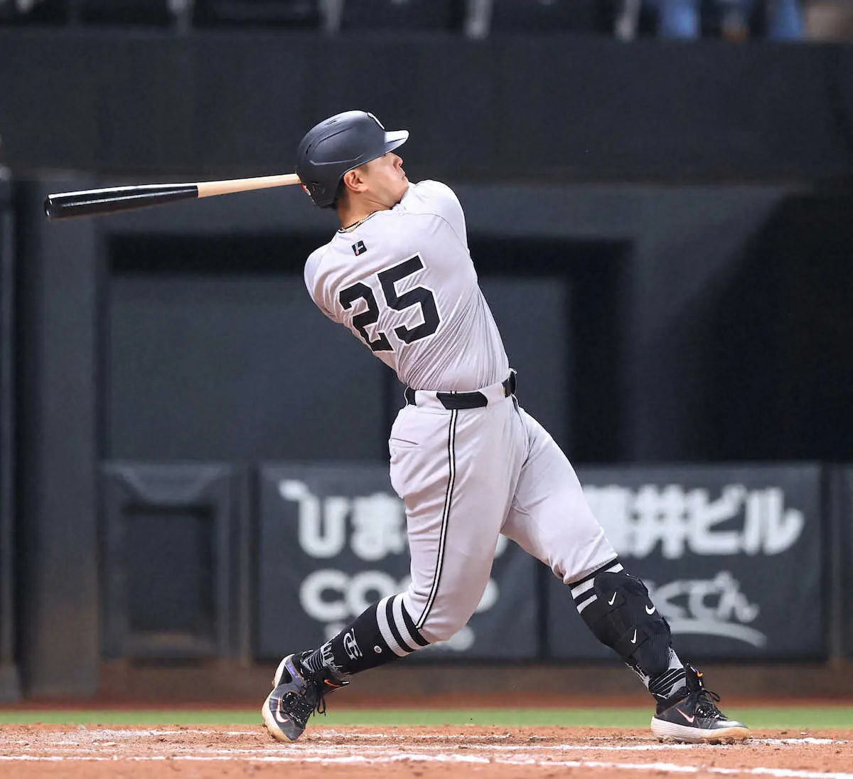 【画像・写真】巨人・岡本和真「続けて打てるように頑張りたい」　待望の決勝2ランに阿部監督も坂本も最敬礼