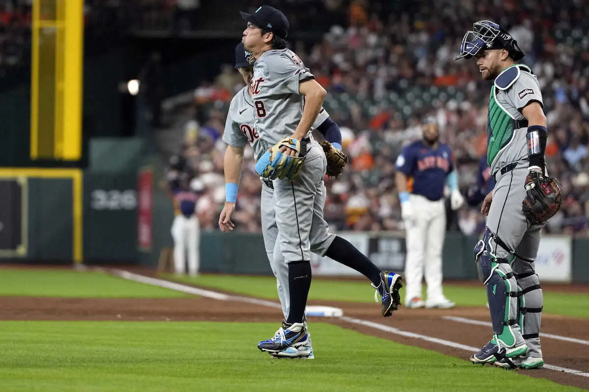 【画像・写真】アストロズ・シングルトンの打球を右膝付近に受け、痛みをこらえるタイガース・前田健太