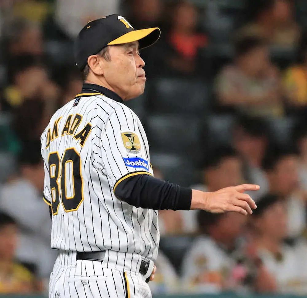 【画像・写真】【阪神・岡田監督語録　ペン取材】原口の右邪飛で自重した森下に怒!「何考えてるんや、ホンマ」