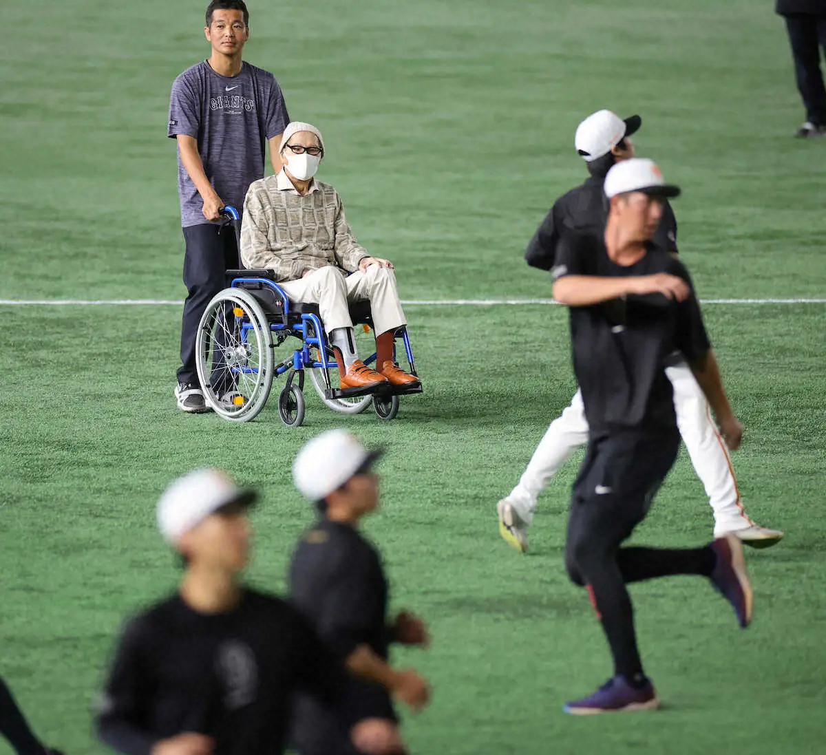 【画像・写真】巨人　ミスターが電撃視察で岡本和真を熱血指導　丸とはグータッチ　リーグ再開前の全体練習で闘魂注入