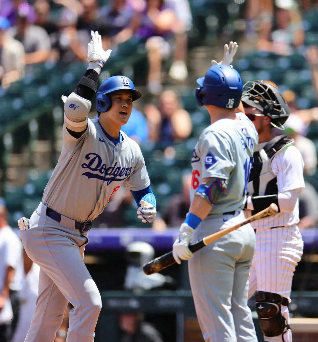 【画像・写真】＜ロッキーズ・ドジャース＞初回、先頭打者本塁打となる先制ソロを放ち、スミス（右）とタッチを交わす大谷（撮影・光山　貴大）