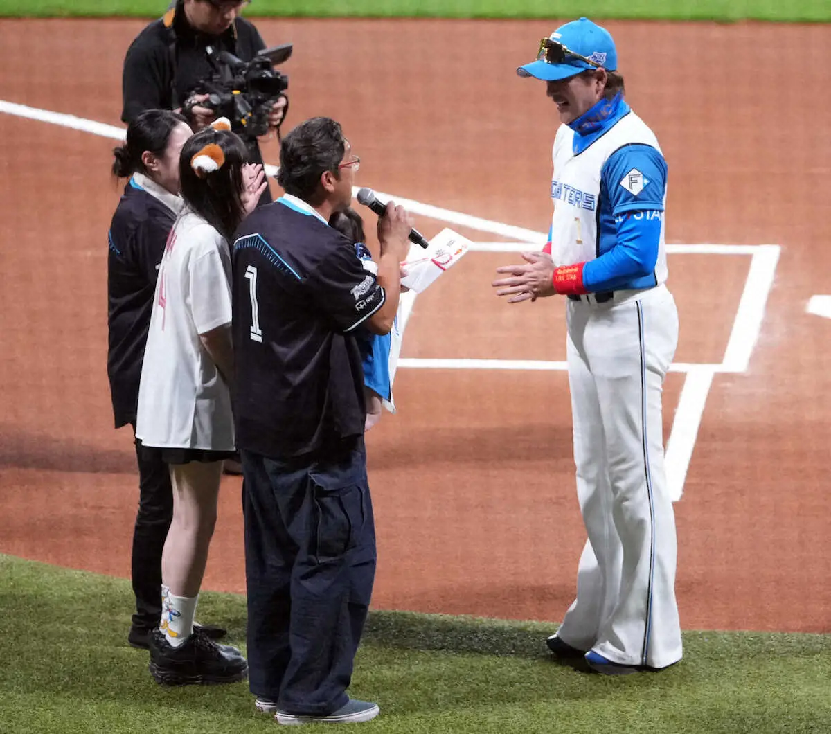 【画像・写真】日本ハム・新庄監督「交流戦オメデトウ！」敵将・今江監督を祝福からのハイタッチ