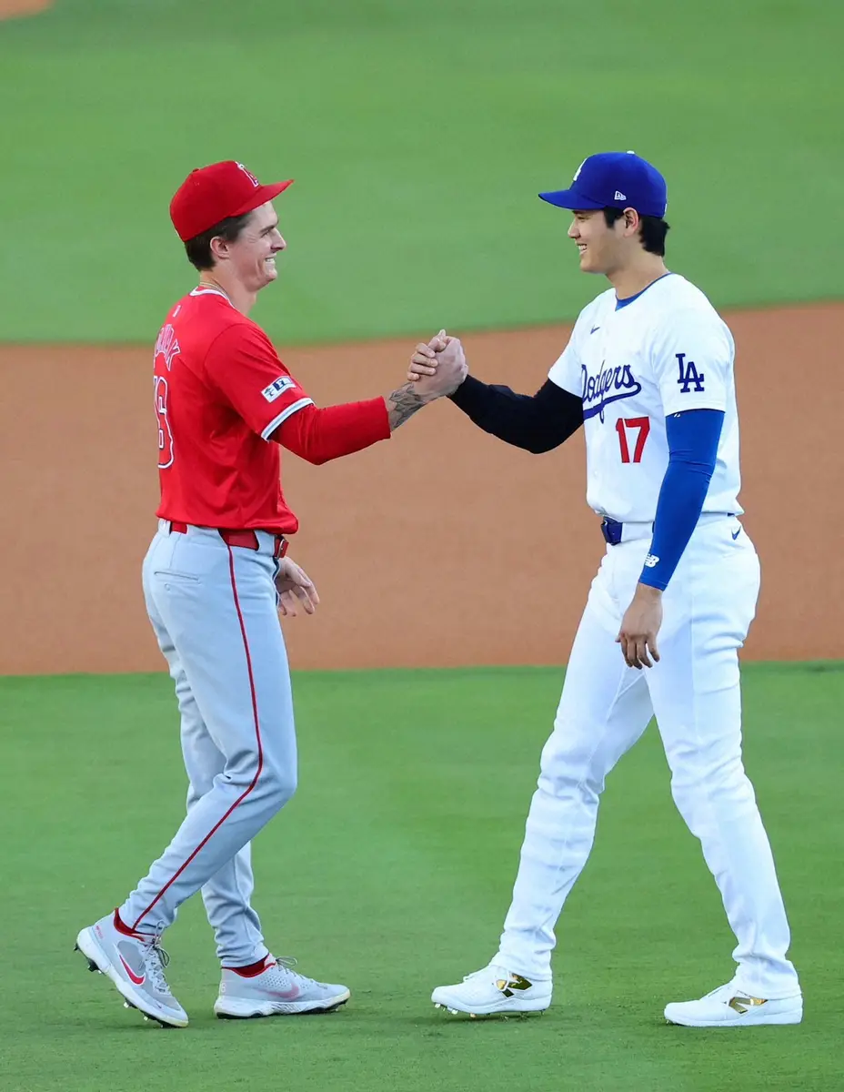 【画像・写真】大谷翔平　古巣エンゼルスとの公式戦初対決前にアデル、モニアクら元同僚と談笑　「1番・DH」で先発出場