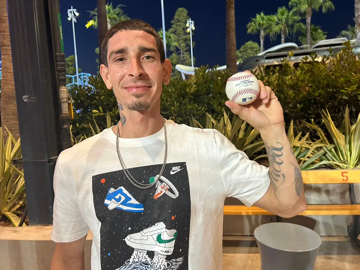 【画像・写真】大谷HRボールを“ダイビング”キャッチ！　生粋のド軍ファン「売りに出すかも」！？