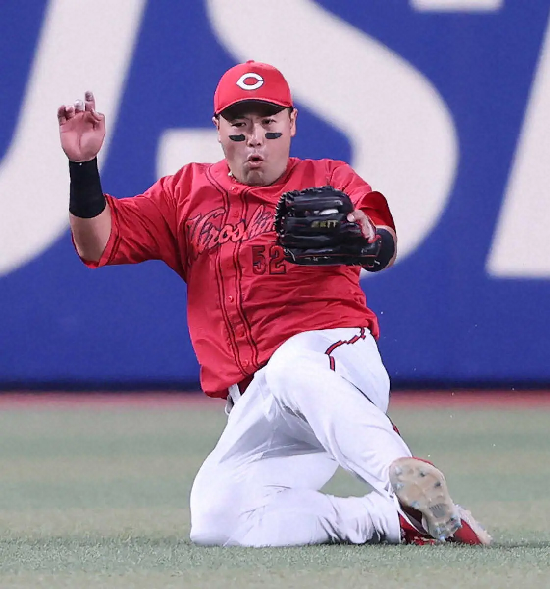 【画像・写真】広島・末包が負傷交代　4回には先制2ランも直後の守備で足を痛めたか