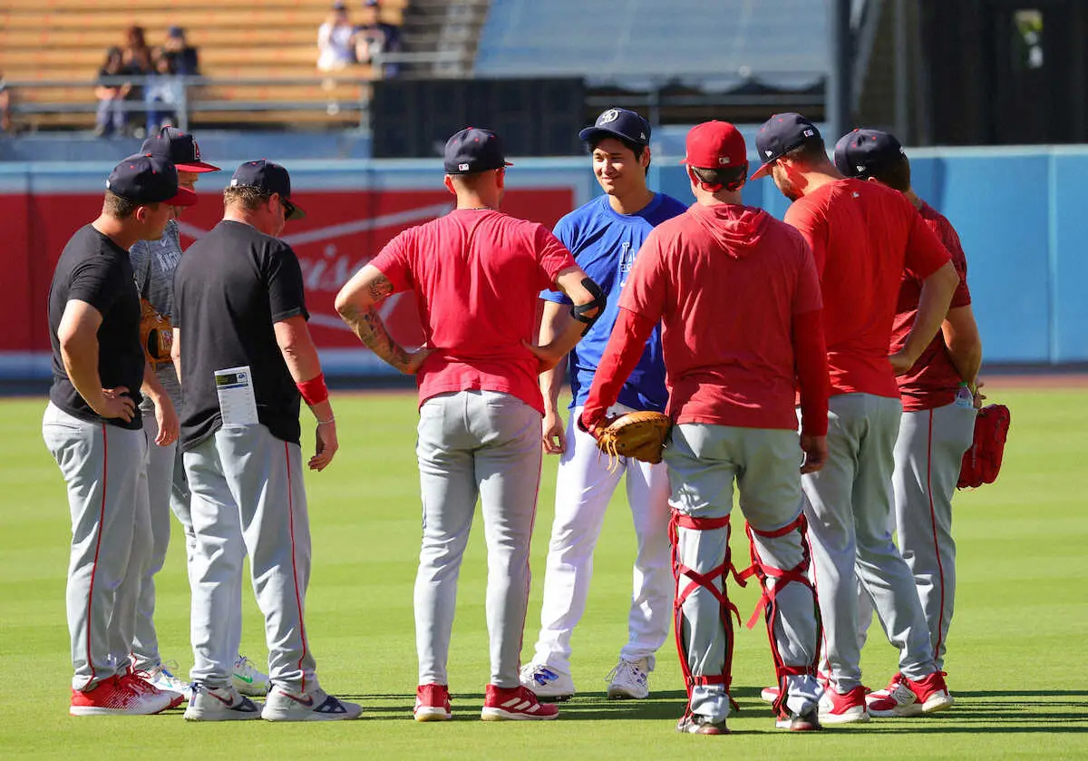 【画像・写真】大谷翔平　前日緊急降板したサンドバルら古巣ナインと試合前に次々に交流　水をかけられる場面も