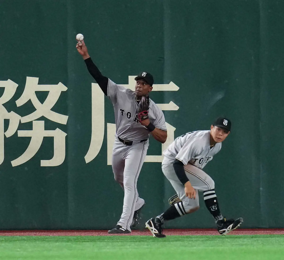 【画像・写真】まさに救世主だ！　巨人ヘルナンデスが守備でも魅せた　4号2ランのあとは美技で併殺に　村上ぼう然